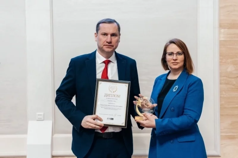  16 марта в правительстве Новосибирской области состоялась торжественная церемония награждения бизнес-премии «Звёздная лига — 2026». На площадке собрались лидеры ключевых отраслей экономики, предприниматели и общественные деятели, чтобы отметить достижения тех, кто вносит существенный вклад в развитие региона и страны.  Организатором премии выступил деловой портал BFM-Новосибирск. «Звёздная лига» — это признание заслуг компаний и персон, внедряющих инновации, развивающих стартапы и реализующих социально значимые проекты.  Открывая церемонию, управляющие партнеры медиахолдинга Сиб.фм Групп» Мар