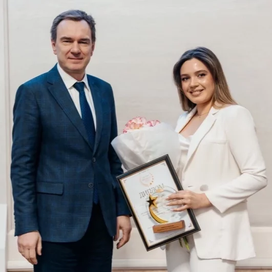  16 марта в правительстве Новосибирской области состоялась торжественная церемония награждения бизнес-премии «Звёздная лига — 2026». На площадке собрались лидеры ключевых отраслей экономики, предприниматели и общественные деятели, чтобы отметить достижения тех, кто вносит существенный вклад в развитие региона и страны.  Организатором премии выступил деловой портал BFM-Новосибирск. «Звёздная лига» — это признание заслуг компаний и персон, внедряющих инновации, развивающих стартапы и реализующих социально значимые проекты.  Открывая церемонию, управляющие партнеры медиахолдинга Сиб.фм Групп» Мар