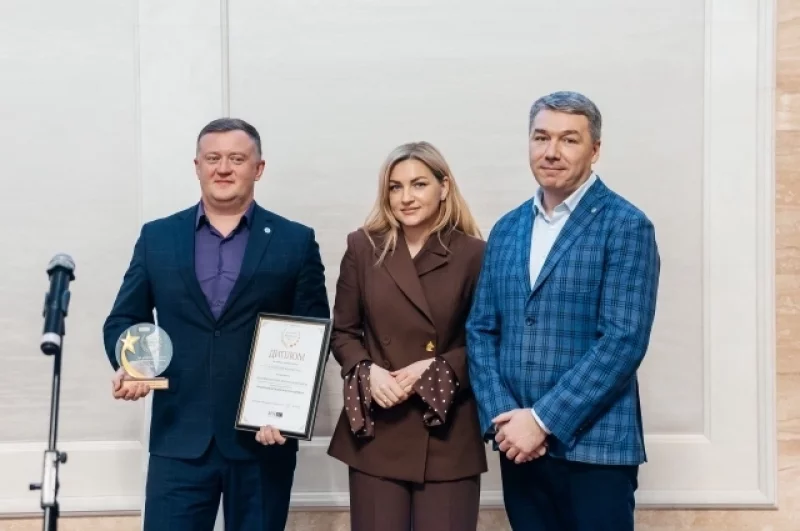 «За столетний золотой труд» — АО «Новосибирский аффинажный завод» (гендиректор В. А. Прохоров).