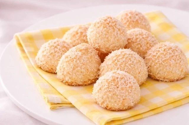 Кокосовая стружка делает вкус десерта насыщенным и изысканным