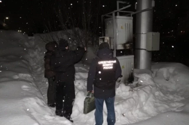 Сотрудники Следкома проводят осмотр одной из повреждённых вышек.