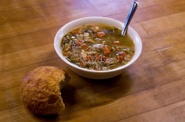 Весенняя кухня возникала в сложный период: зимние запасы истощались, а новый урожай еще не созрел.