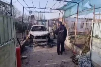  Хозяин дома, не желая допускать полицейских, несколько раз выстрелил в них из ружья, причинив стражам порядка множественные ранения. 