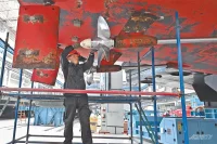 Специалист проводит диагностику винта. К слову, верфь дала городу 500 новых рабочих мест.