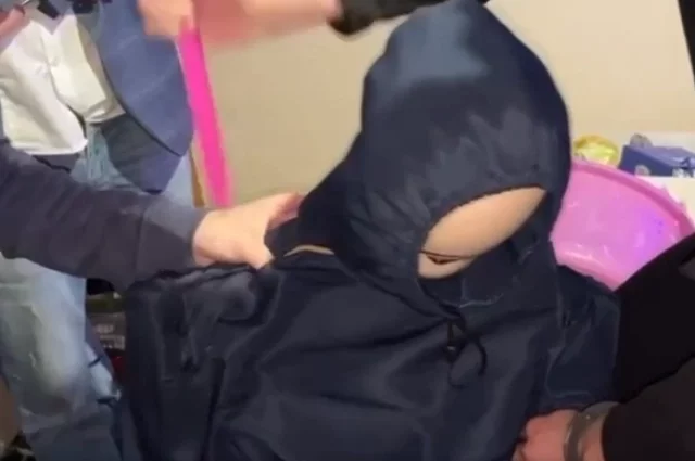 На следственном эксперименте изуверы показали, как кромсали свою жертву ножом.