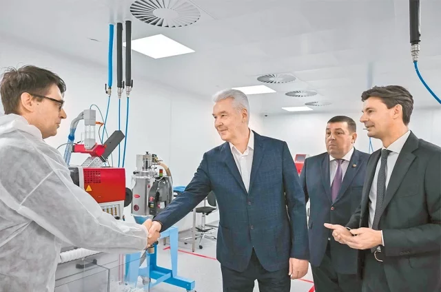 Сергей Собянин и Пётр Глыбочко (справа от мэра) на открытии Центра инжиниринговых разработок обсудили с коллективом план работы.