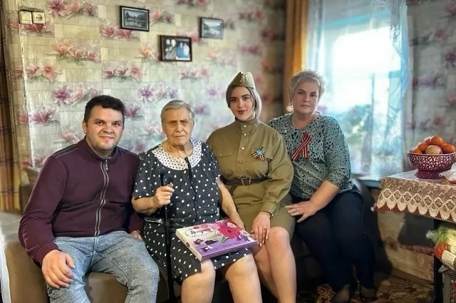 На 9 мая волонтёры приехали поздравлять ребёнка войны. 