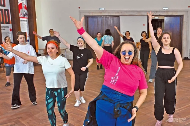 Тренер Алина Александрова (в розовом) заряжает всех энергией. Вы просто танцуете в своё удовольствие, и у вас всё получается.