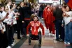 Для триумфаторов Игр организовали чемпионский коридор. Болельщики громко скандировали «молодцы».