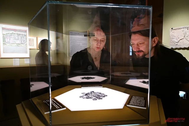 Центральный экспонат зала — витрина с «тридцатью сребрениками» — древнегреческими серебряными тетрадрахмами, отчеканенными в финикийском Тире.