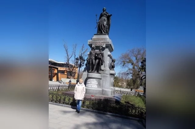 Восстановленный памятник Екатерине Великой - место, где любит бывать Вера Елжова. 