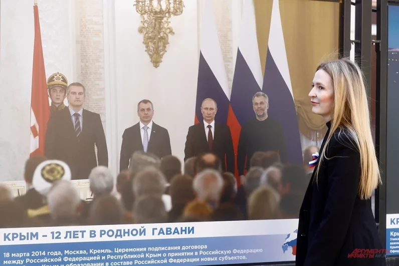 Вторая выставка — «Единая воля — единая страна. Мы вместе — Россия» — расположилась возле дома № 28.