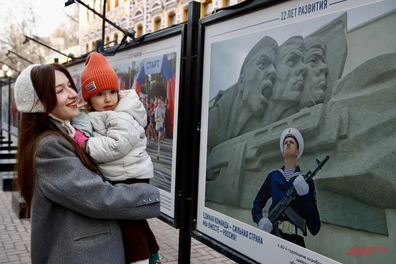 На столичном Арбате стартовали уличные выставки к 12-й годовщине Крымской весны.