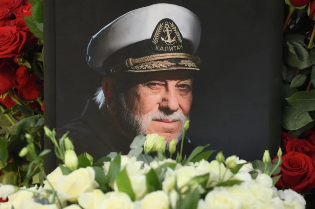 Народный артист Бедрос Киркоров, чье сердце остановилось на 93-м году жизни, нашел свой последний приют на Аллее звезд Троекуровского кладбища