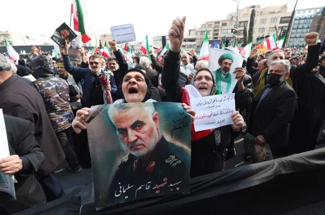 Фото с изображением покойного высокопоставленного иранского военачальника генерала Касема Сулеймани во время похорон главы иранской службы безопасности Али Лариджани.