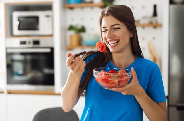 Помимо того, что у томатов очень низкая калорийность, они служат источником полезной для пищеварения клетчатки, антиоксидантов и витаминов, помогающих в борьбе с преждевременным старением и возра­стными заболеваниями. 