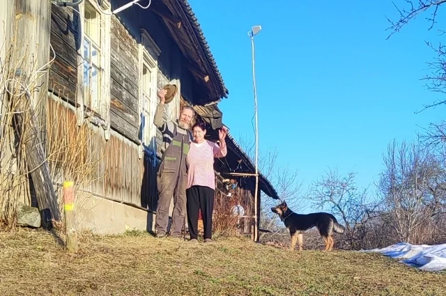 Со временем к Александру перебралась и его мама, вместе они пытаются строить новую жизнь 