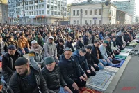 В день праздника мусульмане идут на коллективную молитву.