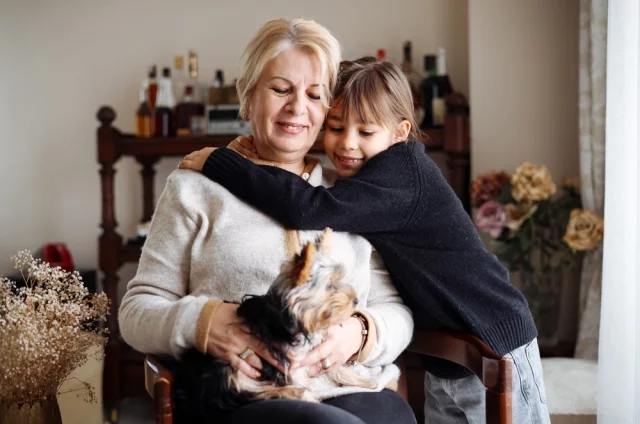 Забота о питомце может стать тем самым общим интересом для бабушек и внуков, который сделает их ближе друг к другу. А общение с домашним животным и уход за ним научат детей доброте и терпению.