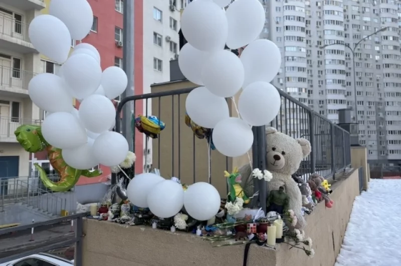 Мягкие игрушки, цветы, сладости и шары в память о семилетнем мальчике.