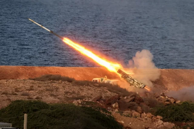 Запуск иранской баллистической ракеты «Fajr-3».