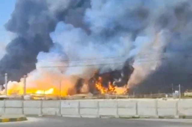 Дым и огонь над газовым месторождением Южный Парс.