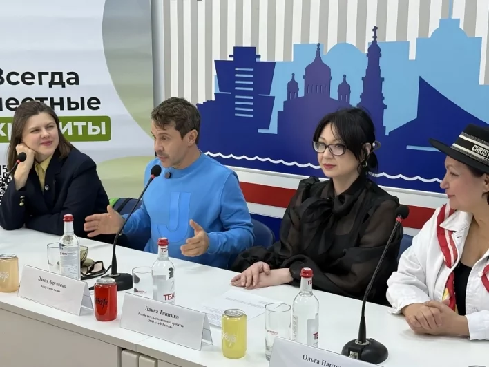 Павел Деревянко отметил, что в современном мире называть женщин «слабым полом» совершенно неуместно.