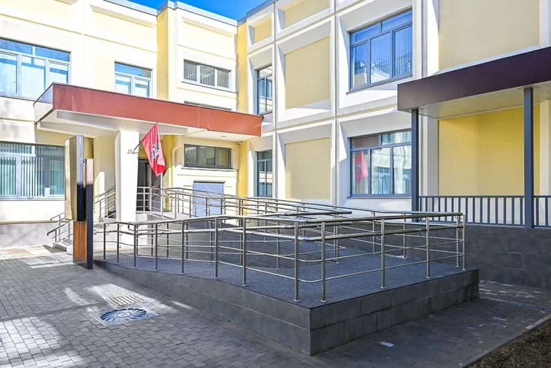 Для комфортного доступа маломобильных граждан в здании суда оборудовали безбарьерную среду.