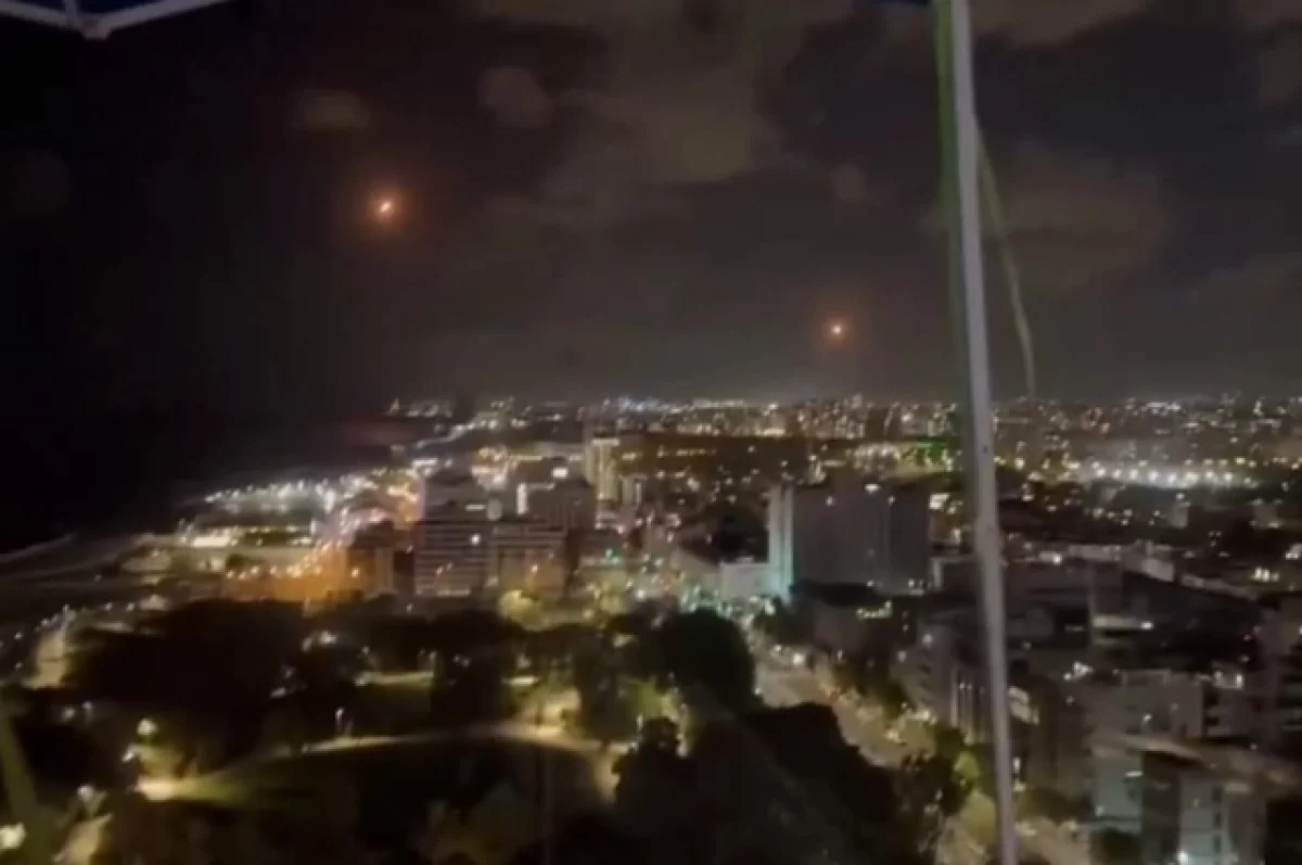 Бегут в панике: после взрывов образовались пробки на выезд из Тель-Авива