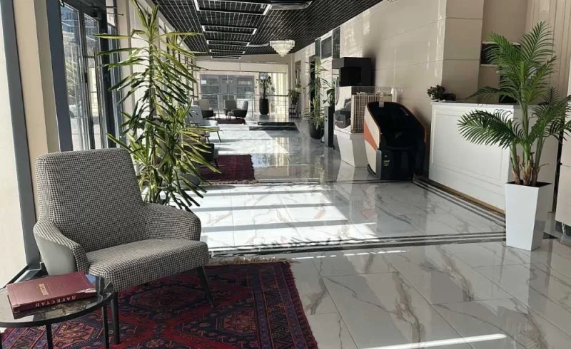 Панорамные окна, мягкиий свет, тёплые полы - всё для удоства жильцов и гостей.