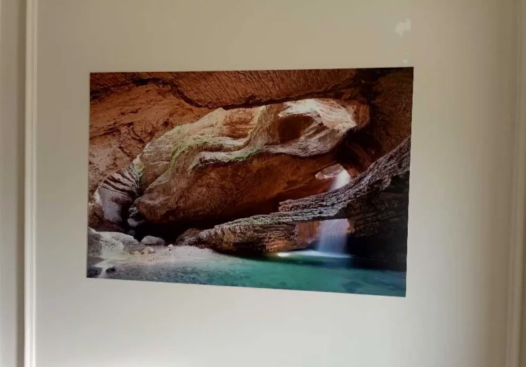 На стенах - картины с пейзажами.