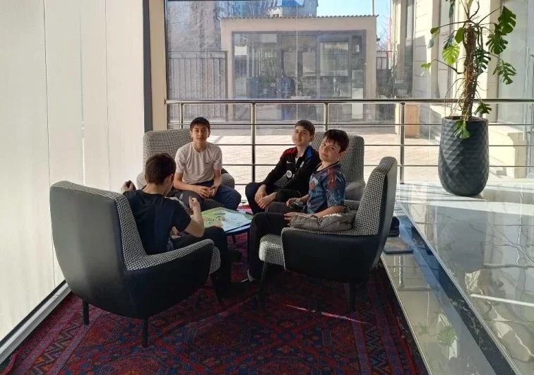 Уже у входа нас встречает молодежь.