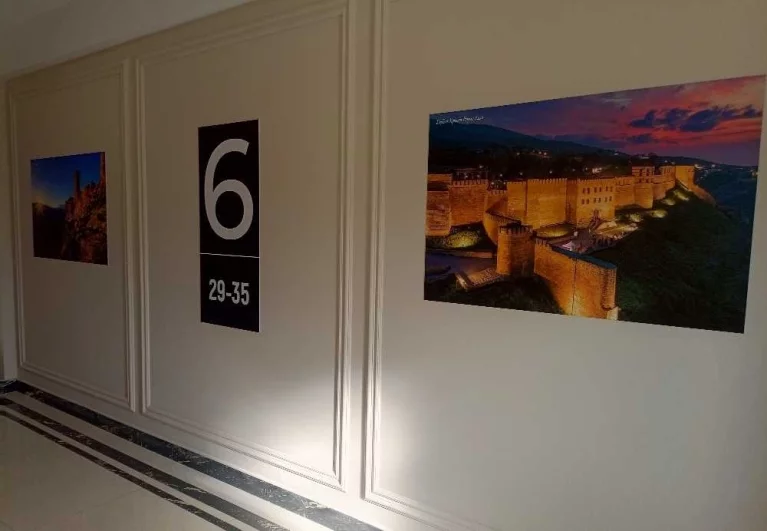 Стены цвета яичной скорлупы украшены лепниной, свет включается сам, как только вы поднимаетесь на этаж или выходите из лифта.