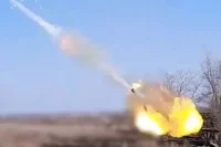 Самоходка «Мста-С» ведет огонь по укреплениям ВСУ. 