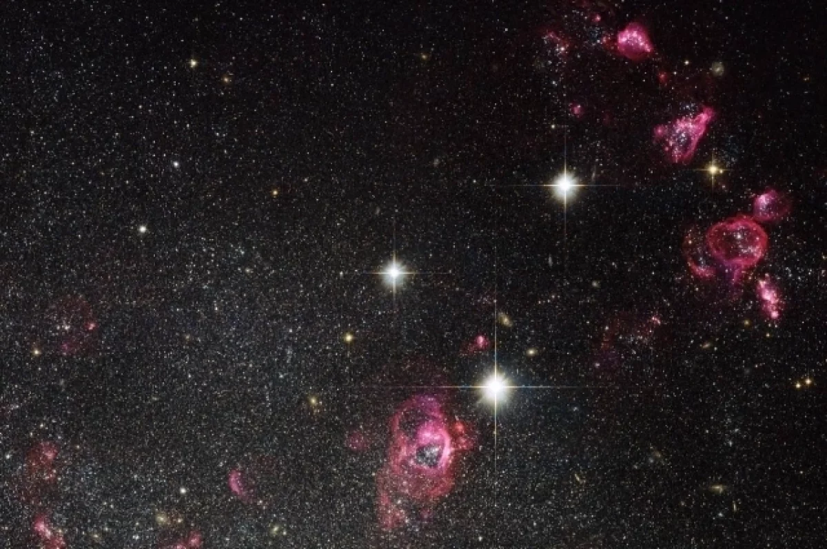 Телескоп Хаббл заснял таинственную галактику, пускающую мыльные пузыри