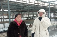 Надежда Цой и Юлия Лехан рядом с частично разобранными конструкциями рынка, которые они отстояли