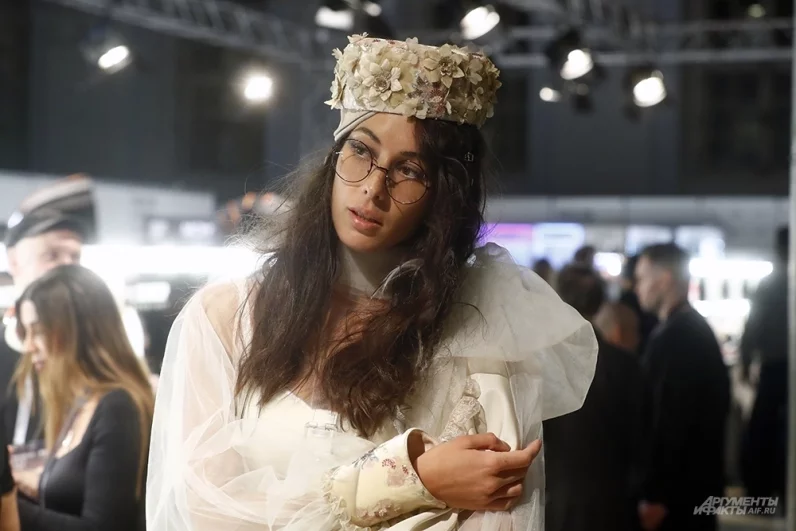 В Индустриальном показе вместо моделей участвовали реальные сотрудники предприятий: от 17-летних бариста до мастеров сталелитейных цехов.