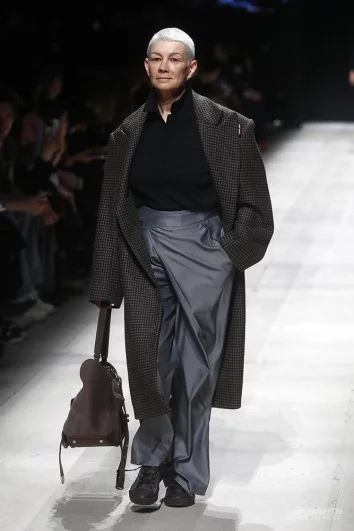 Внимание этого сезона привлекли и аксессуары: сумки и украшения, созданные столичными мастерами с использованием 3D-печати и переработанного пластика.