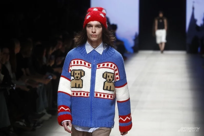 Начинающий дизайнер Софья Трусюк представила свой бренд Eulalique, который прошел путь от идеи до подиума в Манеже всего за 10 месяцев, благодаря поддержке проекта «Сделано в Москве».