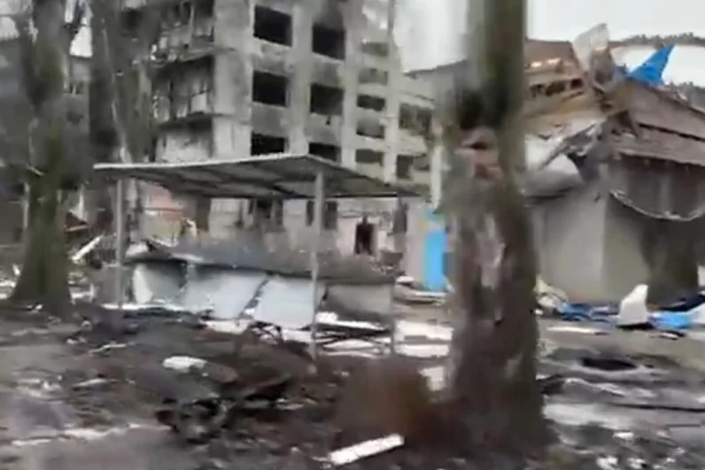 Кроме того, военнослужащие использовали трофейные радиостанции, чтобы вводить его в заблуждение.