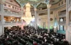 Мусульмане во время намаза по случаю праздника Ураза-байрам в Соборной мечети в Москве.
