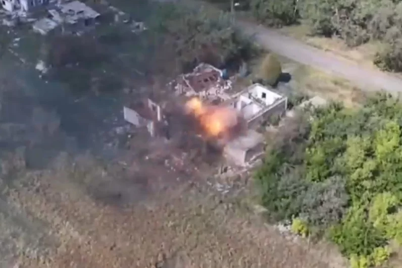 Красноармейске организованы патрули военной полиции группировки войск «Центр», оказывается помощь местному населению, а посты воздушного наблюдения сбивают дроны ВСУ. 