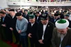 Глава Башкирии Радий Хабиров и мэр Уфы Ратмир Мавлиев (второй и третий слева в первом ряду) на коллективном намазе.