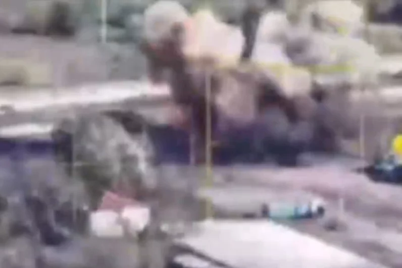 Слаженные действия позволили закрепиться на окраинах города и продвинуться вглубь, выбивая противника. 