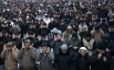Мусульмане во время намаза по случаю праздника Ураза-байрам у Соборной мечети в Санкт-Петербурге.