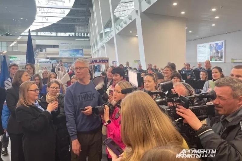 Всем встречающим хотелось узнать, как им удалось так хорошо выступить.