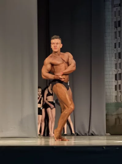 К обязательным позам в мужском бодибилдинге, например, относятся двойной бицепс спереди и сзади, демонстрация широчайших мышц спины, трицепс сбоку, пресс-бедро. Эффектное позирование может стать решающим фактором в определении победителя.