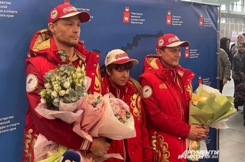 Спортсменом подарили не только слова благодарности, но и множество букетов цветов.