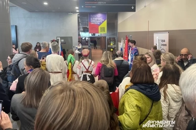 Десятки пермяков собрались, чтобы встретить чемпионов.