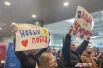 Многие жители Перми встречали спортсменов с плакатами. 